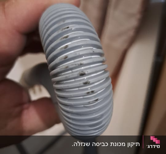 צינור גמיש אפור עם סימני שחיקה